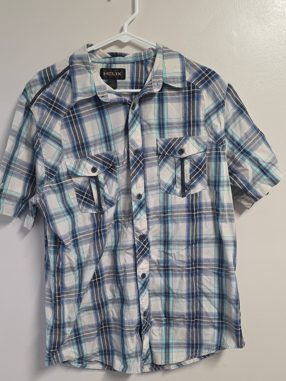 Helix Men’s Short-Sleeve Plaid Button-Down Shirt in Blue and White- Size Large